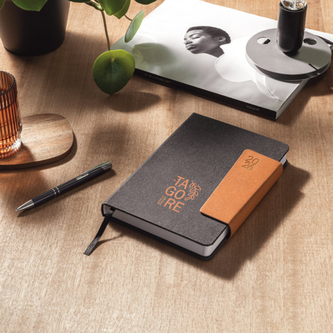 Diseño elegante de agenda corporativa sostenible 2026 para merchandising