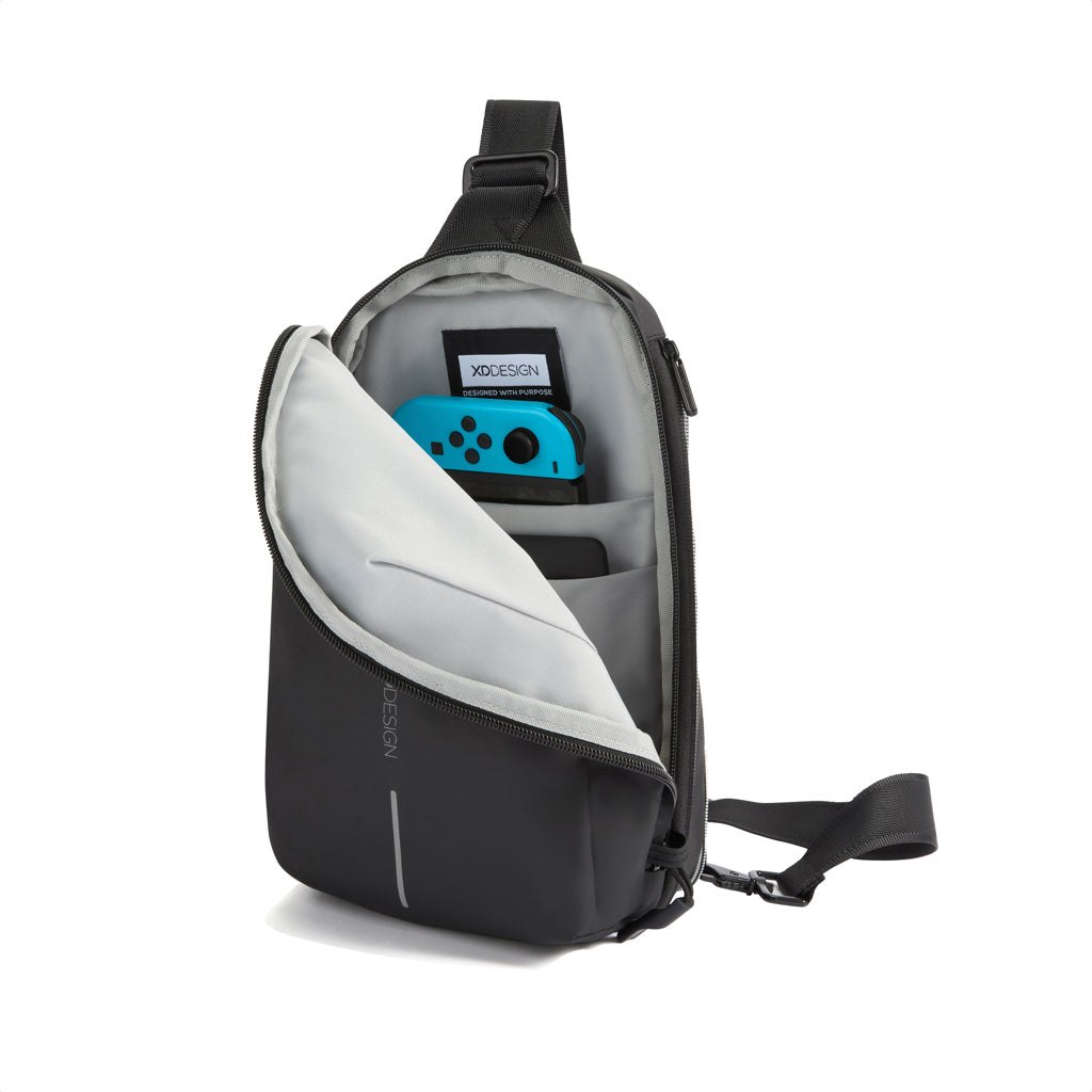Bolso Bandolera Expandible y Sostenible de RPET Con Trazador AWARE™ con Bolsillo Tablet 8" Resistente al Agua Personalizable Sling