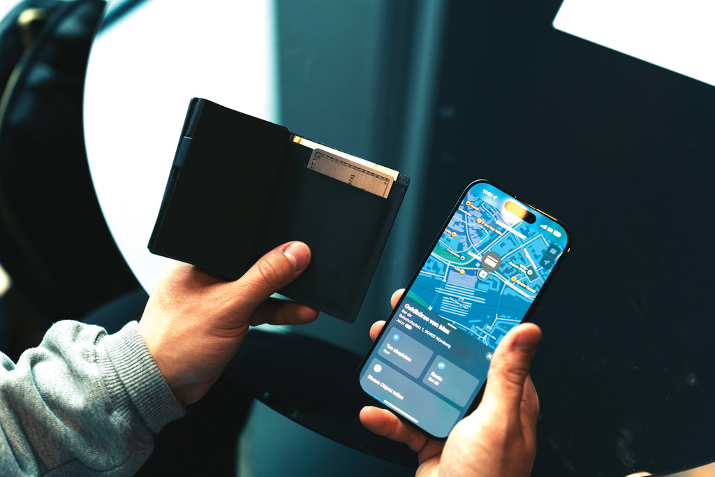 Cartera Sostenible de Poliéster Reciclado con Certificado RCS y Tecnología de Locaclización "Find My Apple" para Personalizar Especial Regalo de Empresa Seekcard