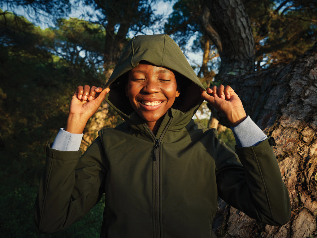 Chaqueta Softshell Impermeable, Corta Vientos y Transpirable Ecológica para Mujer de Poliéster Reciclado para Personalizar con Trazador AWARE™ , Tecnología Blockchain, Certificado OEKO-TEX® y Contribución a ONG Iqoniq Makalu
