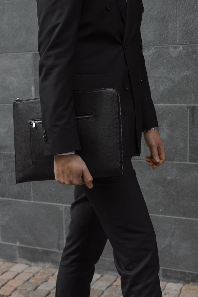 Funda sostenible para portátil fabricada con 41% poliéster reciclado RCS negro