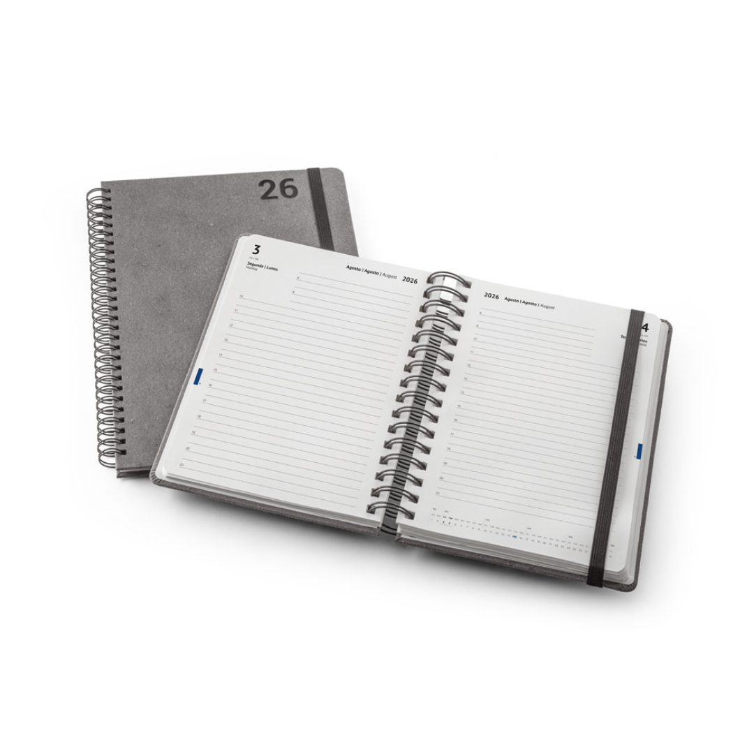 Páginas interiores de agenda con planificación diaria impresas en papel certificado FSC™.