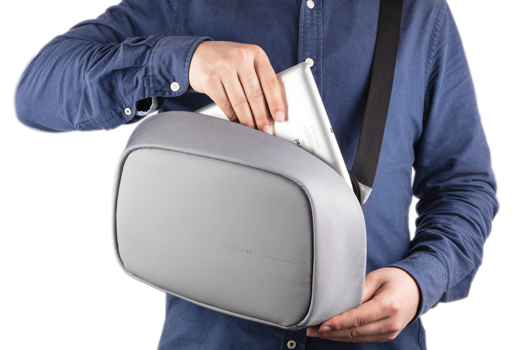 Mochila Bandolera Antirrobo Ecológica con Trazador de rPET Reciclado Bobby Sling AWARE ™ con Bolsillos de Protección RFID