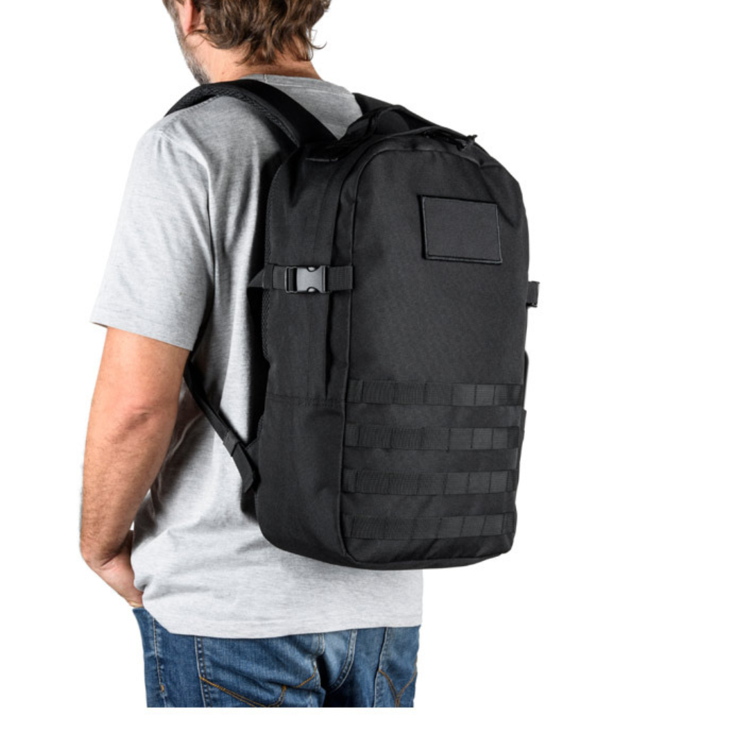 modelo con mochila ecológica de poliéster reciclado con compartimento para portátil