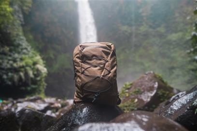 Mochila de Senderismo Ecológica de rPET en Varios Colores para Personalizar con Impact AWARE ™ y Contribución a ONG -18L