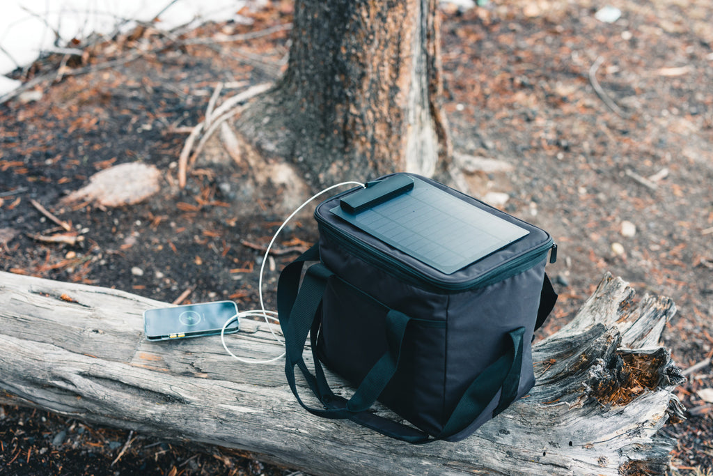 Nevera de Lujo Sostenible Personalizable de rPET con Panel Solar 5W para Carga de Dispositivos con Trazador AWARE™ y Contribución a ONG Pedro 5W