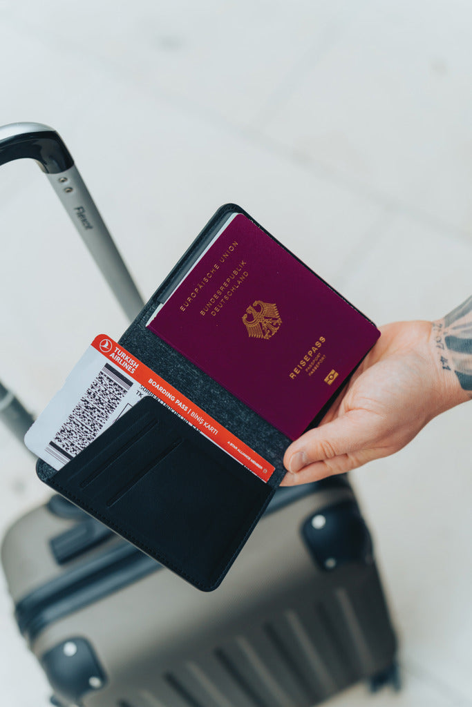 Porta Pasaporte Sostenible de Poliéster Reciclado Certificado RCS con Localizador "Find My" Especial Regalo de Empresa TravelFinder