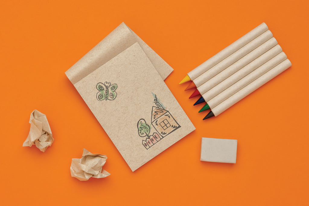 Set Sostenible de 6 Lápices Eternos de Colores con Bloc de Notas Fabricado con Materiales Reciclado para Personalizar Especial Niñxs Micki GRS Infinity