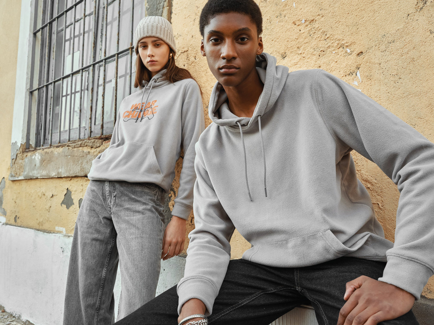 Sudadera con Capucha Unisex de Micropolar 100% Poliéster Reciclado Posconsumo de 240 G/M² con Trazador AWARE™ y Tecnología Blockchain, Certificado OEKO-TEX® y Contribución a ONG Iqoniq Trivor