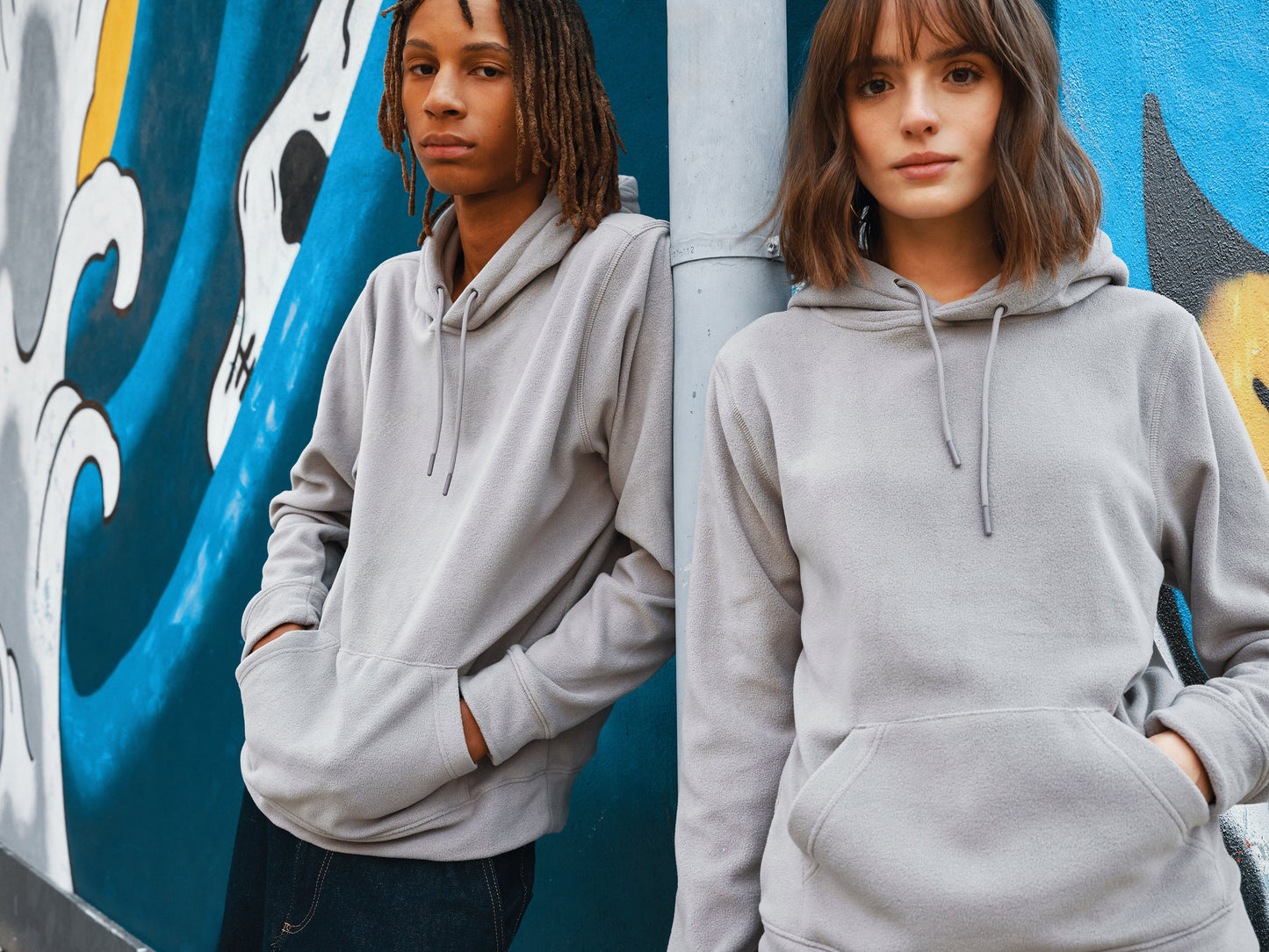 Sudadera con Capucha Unisex de Micropolar 100% Poliéster Reciclado Posconsumo de 240 G/M² con Trazador AWARE™ y Tecnología Blockchain, Certificado OEKO-TEX® y Contribución a ONG Iqoniq Trivor