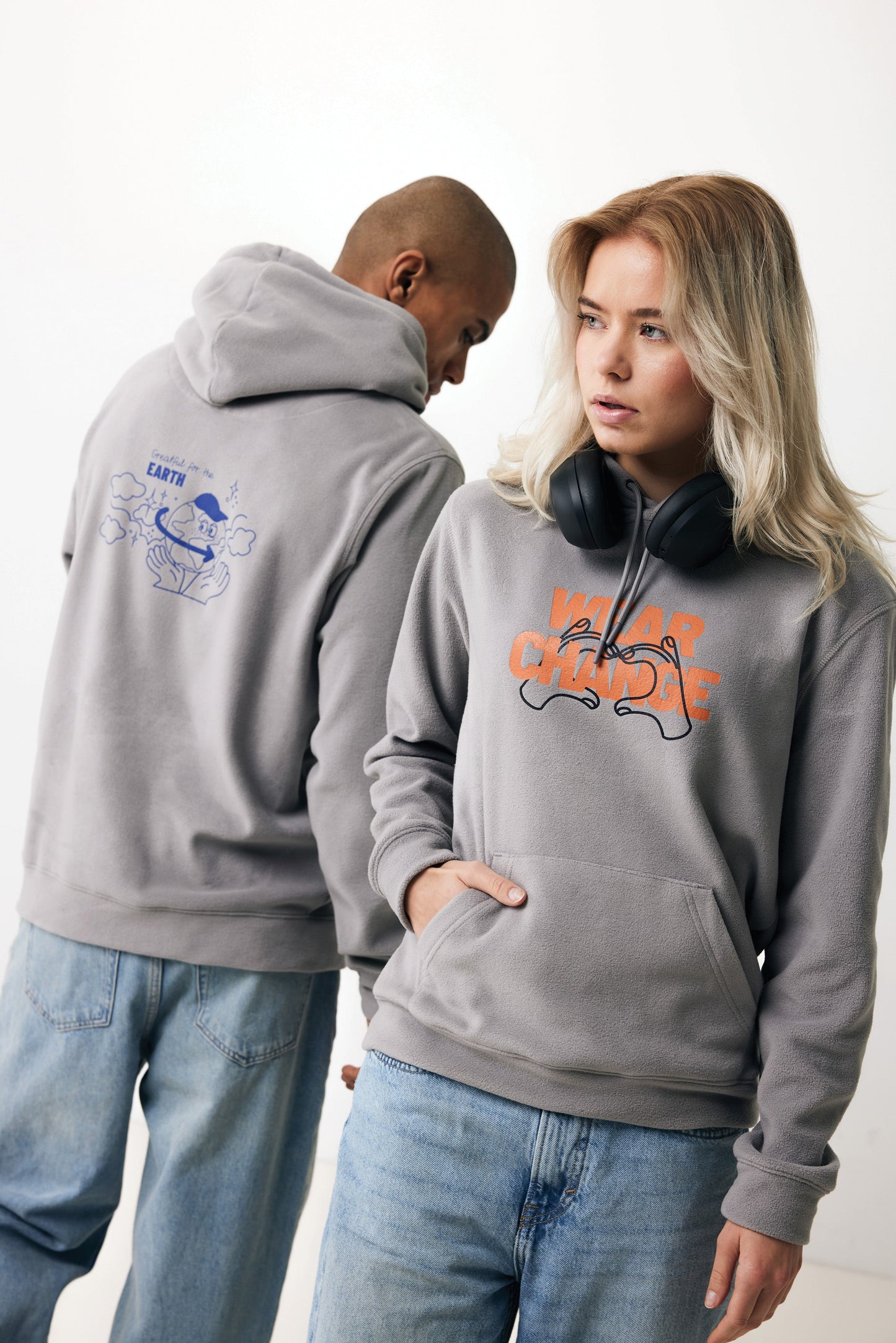 Sudadera con Capucha Unisex de Micropolar 100% Poliéster Reciclado Posconsumo de 240 G/M² con Trazador AWARE™ y Tecnología Blockchain, Certificado OEKO-TEX® y Contribución a ONG Iqoniq Trivor