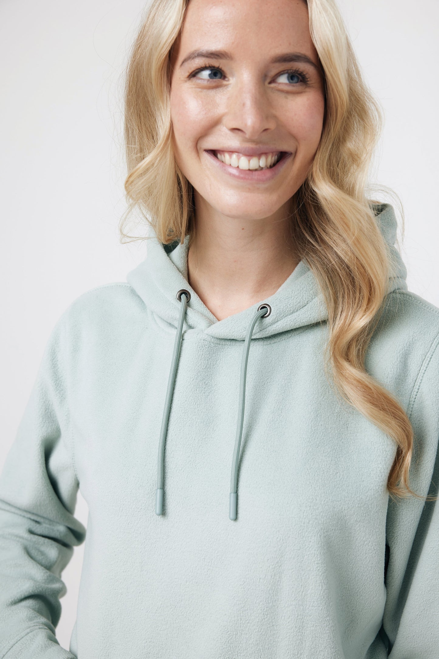 Sudadera con Capucha Unisex de Micropolar 100% Poliéster Reciclado Posconsumo de 240 G/M² con Trazador AWARE™ y Tecnología Blockchain, Certificado OEKO-TEX® y Contribución a ONG Iqoniq Trivor