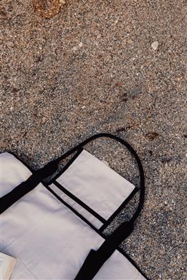 Toalla Ecológica de Algodón Reciclado 340 gr/m2 para Personalizar con Asa de Transporte y Bosillo con Trazador AWARE™ y Contribución a ONG Vinga Volonne