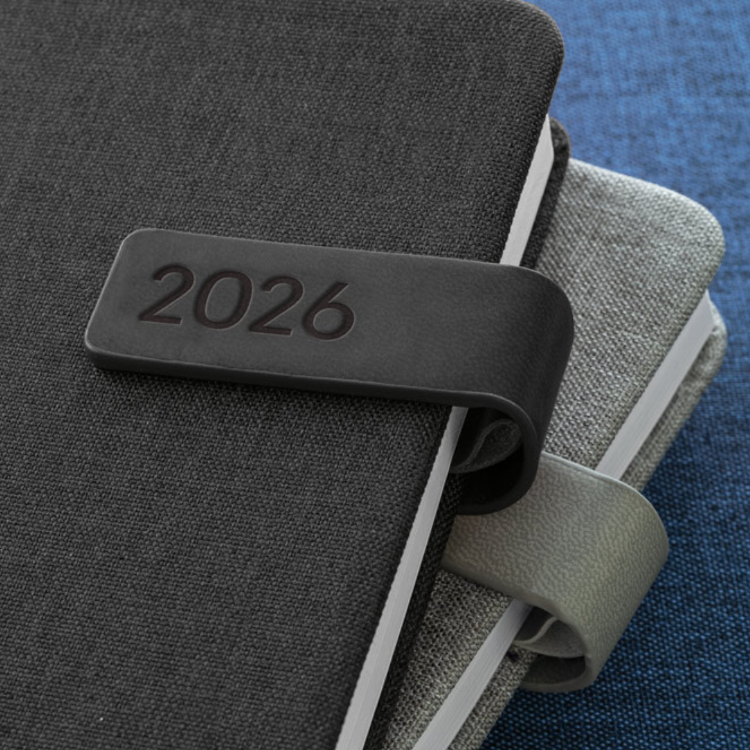 Vista frontal de agenda 2026 con cierre a juego y diseño ecológico para merchandising sostenible