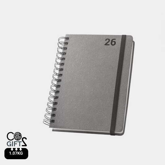Agenda tamaño A5 con encuadernación de anillas hecha con cuero reciclado y papel certificado FSC™ ideal para merchandising ecológico.

