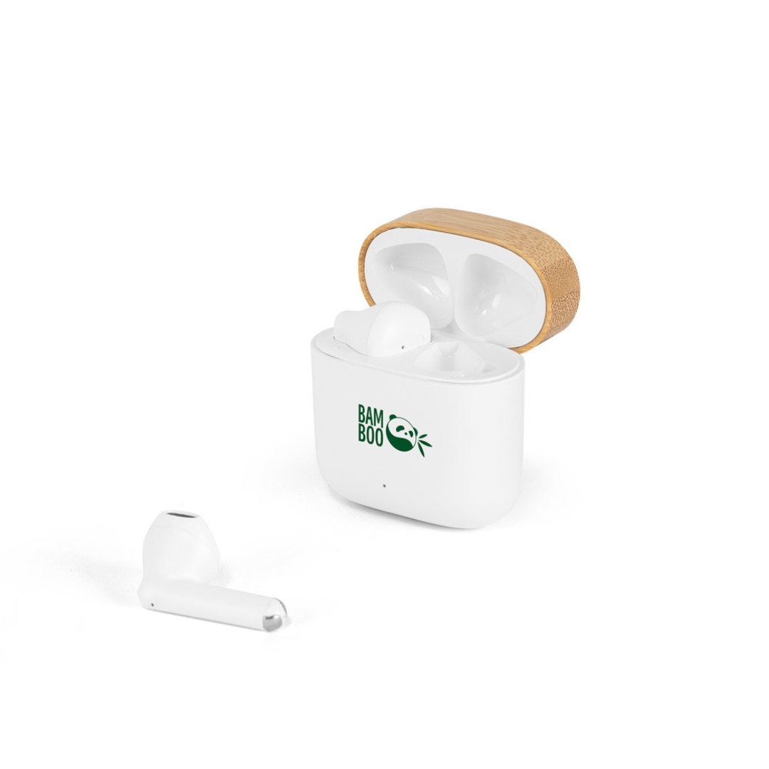 Detalle de auriculares inalámbricos de bambú y ABS reciclado – tecnología sostenible