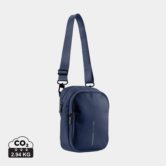 Bolsa Bandolera Sostenible Multiposición con Bolsillo Oculto para Botella de Agua de RPET Con Trazador AWARE™  Boxy Sling