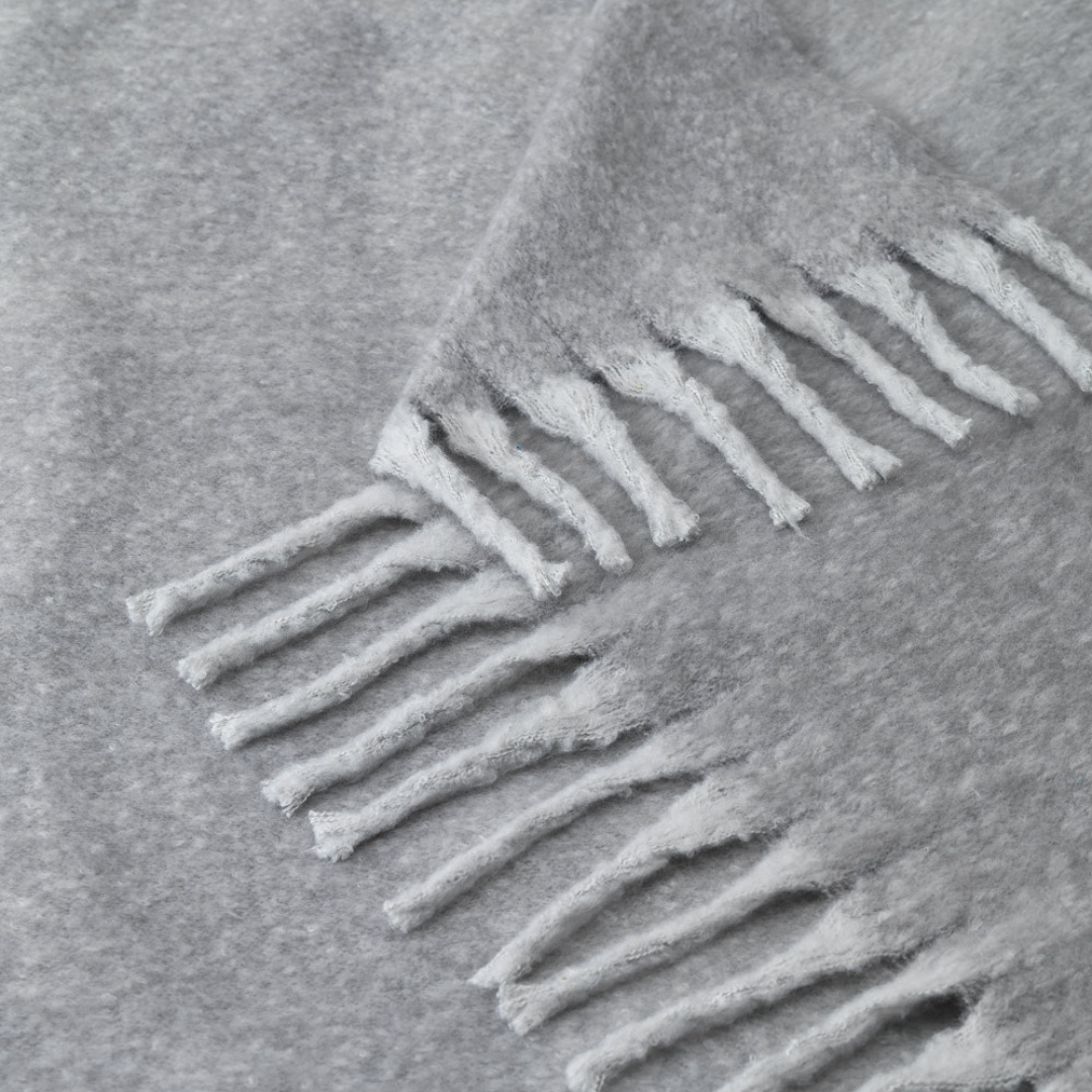 Manta ecológica fabricada en poliéster reciclado rPET con diseño moderno color gris 