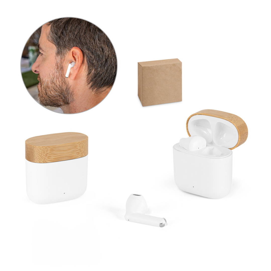 Detalle de auriculares con bambú y ABS reciclado 100 % rABS