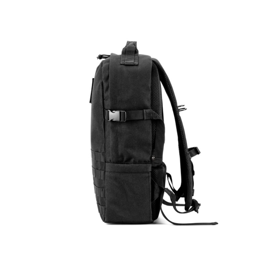  Vista lateral de mochila reciclada mostrando su capacidad 