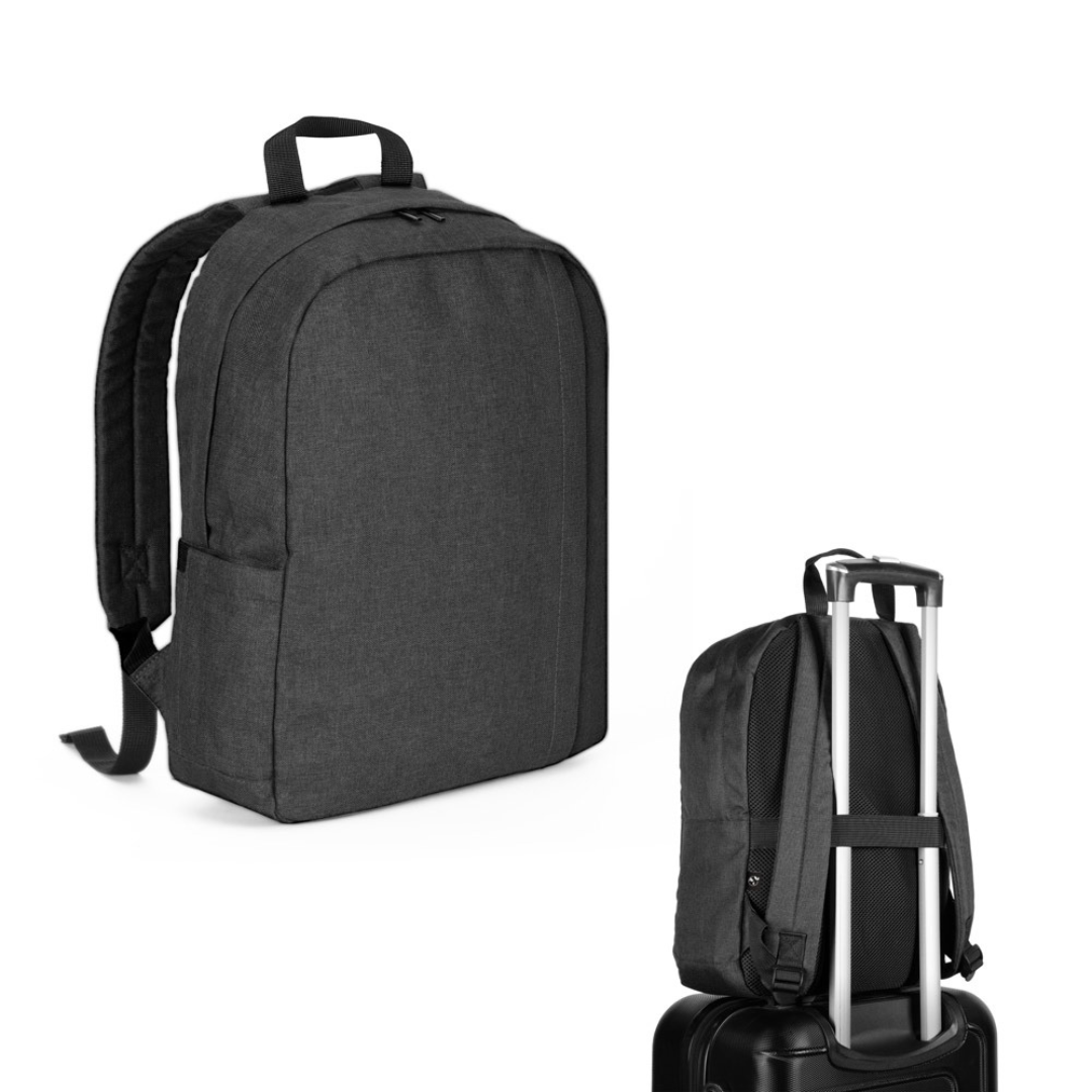 Mochila de poliéster reciclado con correa para trolley, ideal para viajes con mínima huella de CO₂