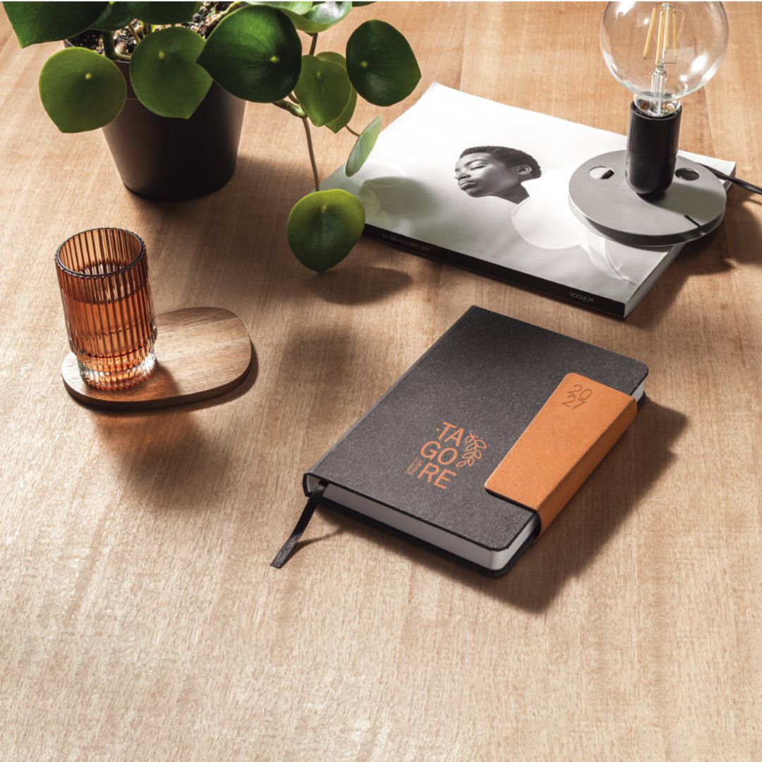 Agenda Tagore 2027 con plan diario para merchandising ecológico corporativo