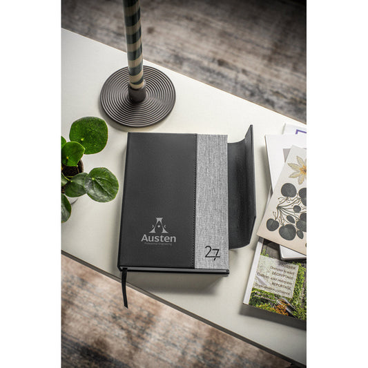 Agenda Austen 2027 con plan diario para merchandising ecológico corporativo