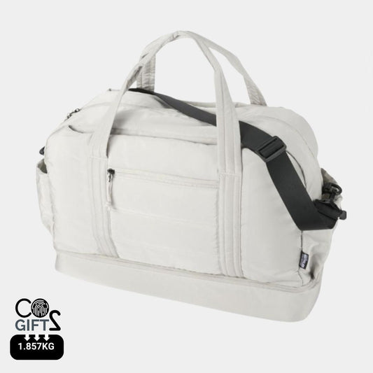 Bolsa deporte blanca reciclada utilizada en entorno profesional como regalo corporativo sostenible ESG