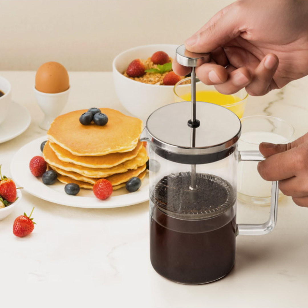 Cafetera como regalo corporativo sostenible en caja kraft reciclable