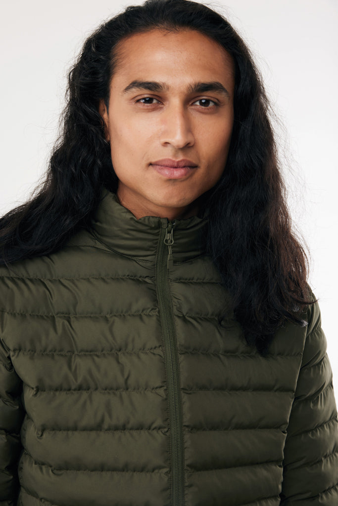 Chaqueta reciclada hombre utilizada como uniforme corporativo sostenible en entorno profesional ESG onboarding empleados