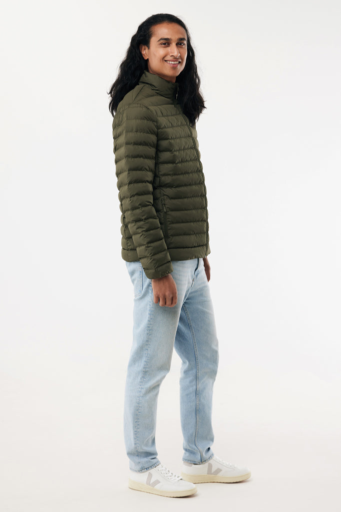 Chaqueta acolchada reciclada hombre utilizada en exterior ideal ropa laboral sostenible y eventos corporativos responsables