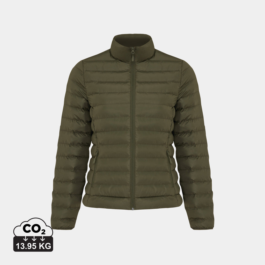Detalle acolchado chaqueta reciclada mujer fabricada con poliester posconsumo sostenible