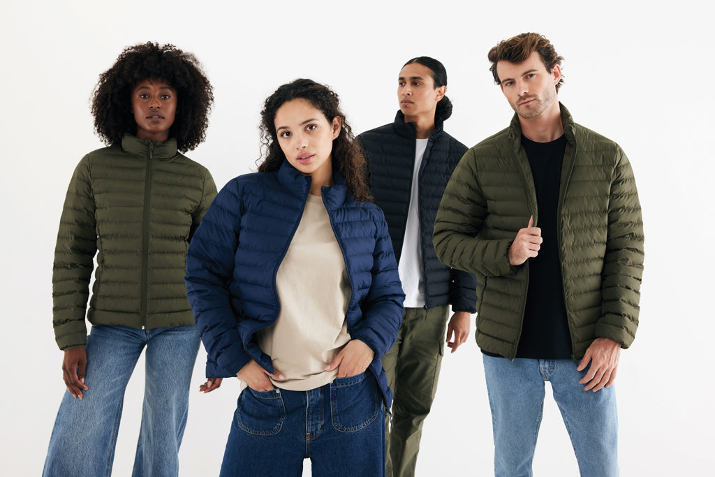 Chaqueta acolchada mujer poliester reciclado IQONIQ Maiko con trazabilidad blockchain AWARE certificacion OEKO TEX libre PFAS ropa corporativa sostenible