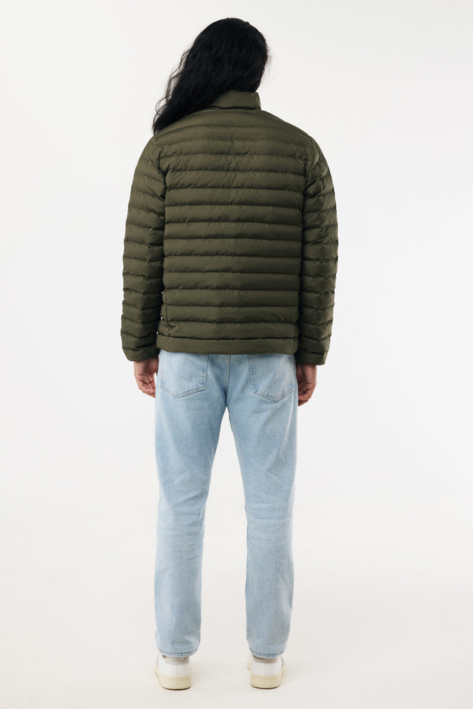 chaqueta personalizable reciclada hombre color caqui poliester reciclado sostenible trazabilidad digital AWARE