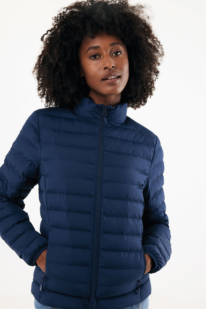 Chaqueta acolchada poliester reciclado IQONIQ Maiko con trazabilidad blockchain AWARE certificacion OEKO TEX libre PFAS ropa corporativa sostenible