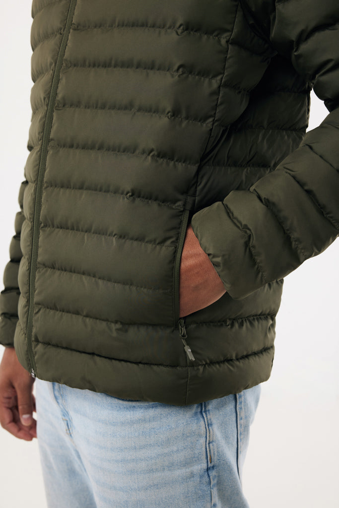 Detalle cremallera chaqueta acolchada hombre poliester reciclado certificacion OEKO TEX acabado premium sostenible